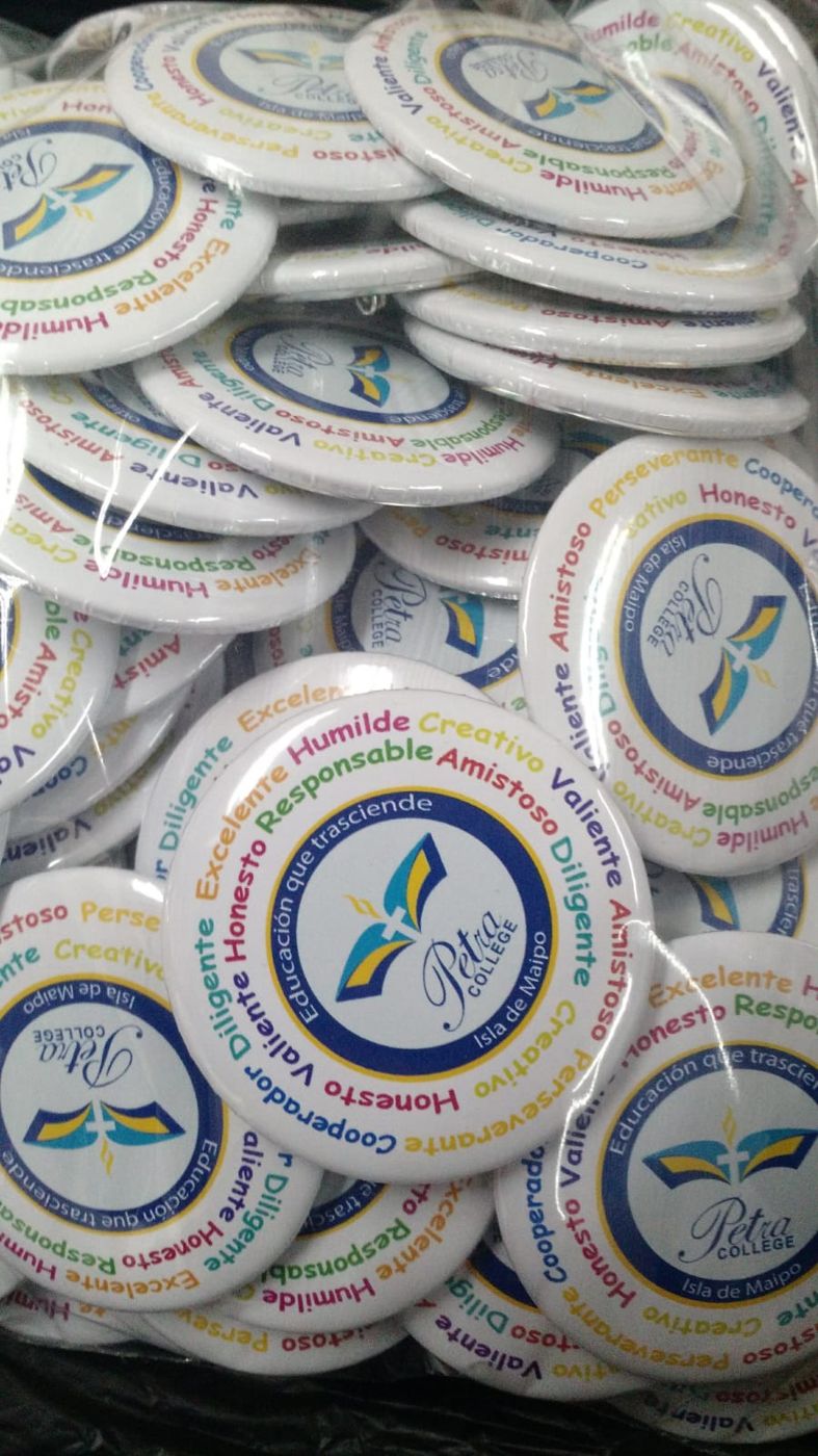 Chapitas personalizadas a todo color para un colegio