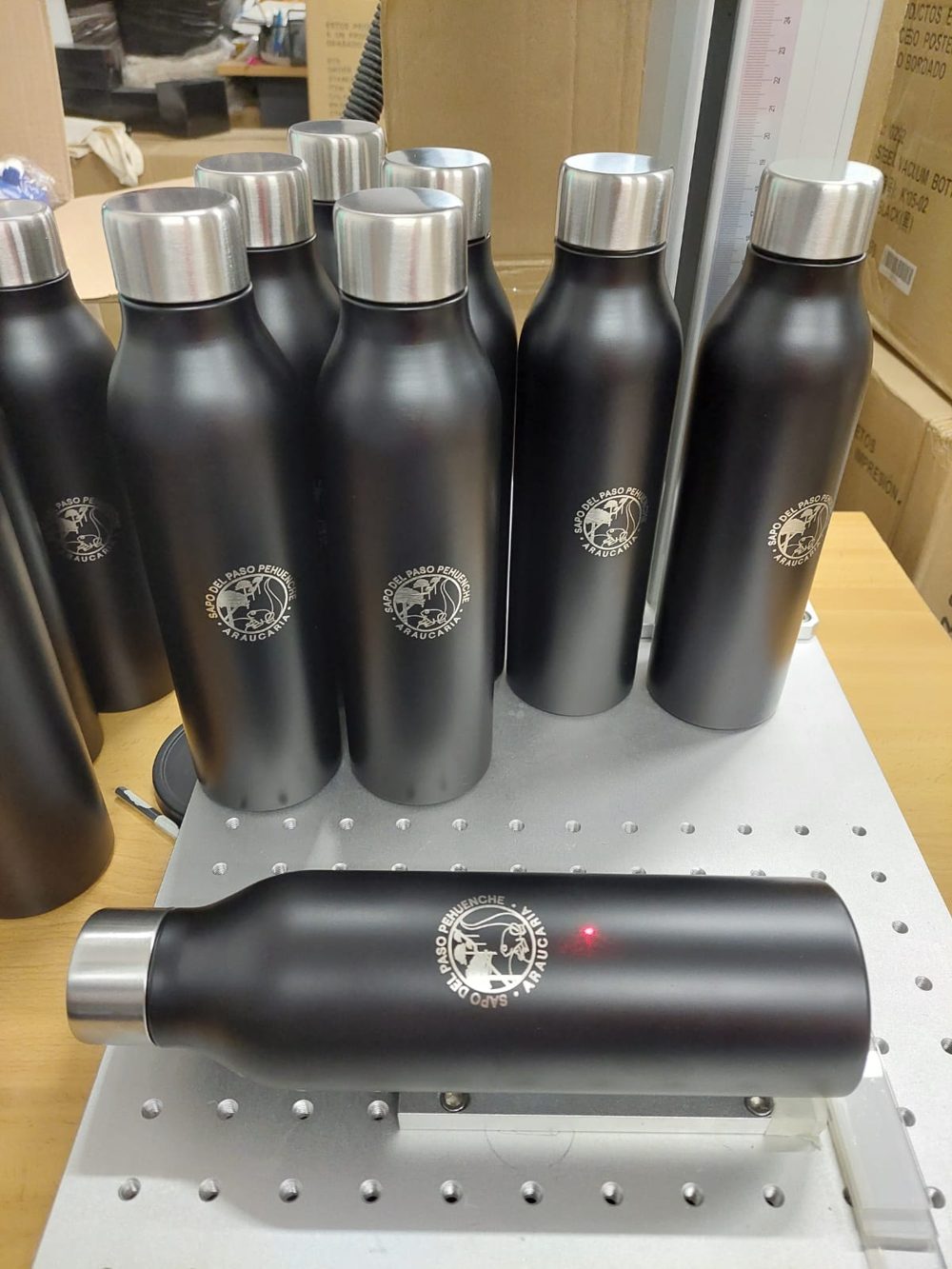 Botellas metálicas negras con logo grabado con láser en el taller PubliTerra