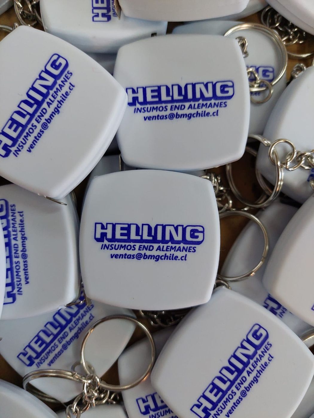 Huinchas de medir llavero con logo y datos de contacto impresos