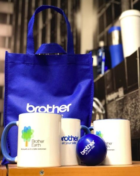 Kit corporativo completo con artículos de marca