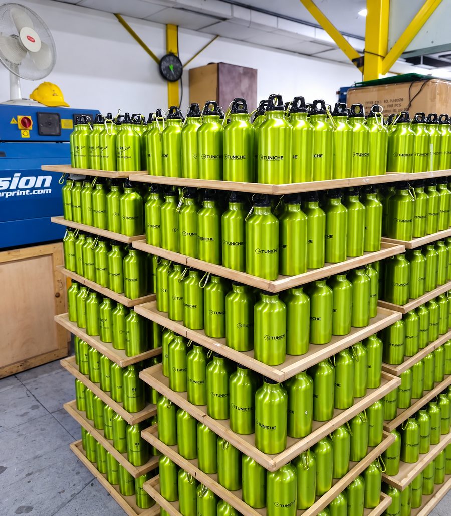 Producción en volumen de botellas de aluminio grabadas para Tuniche